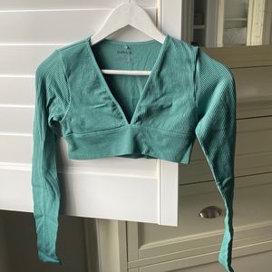 Store:Garage, size small color: green, long sleeve cropped top